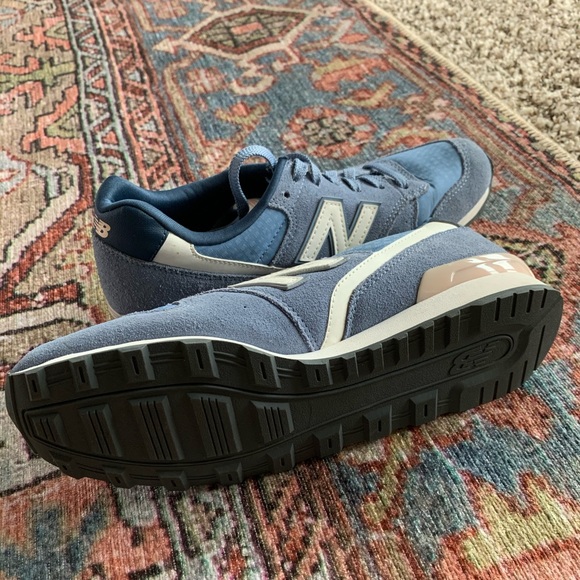 New Balance 696 Sneaker- Like New!! - Picture 2 of 6